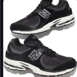 New Balance The 2002R is a lifestyle sneaker  black/white 4 kids M USA NWT BOX